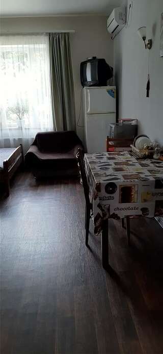 Гостевой дом Звёздный Одесса Улучшенный четырехместный номер-19