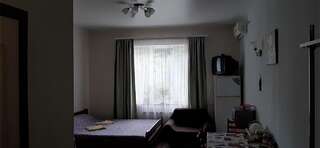 Гостевой дом Звёздный Одесса Улучшенный четырехместный номер-32